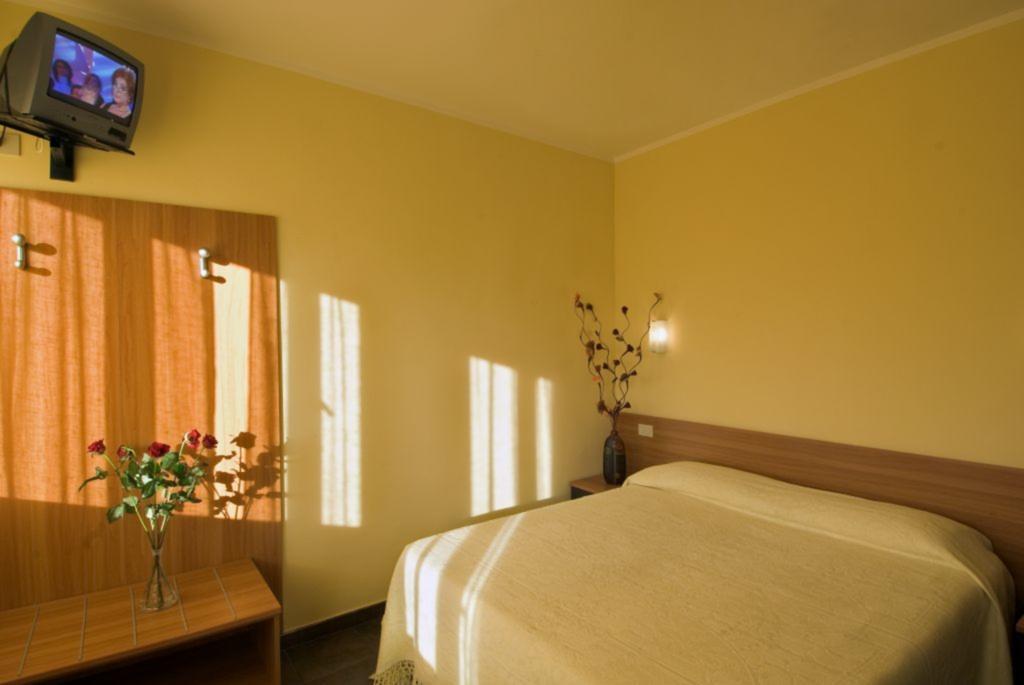 Hotel Il Cavaliere Nero Tirrenia Chambre photo